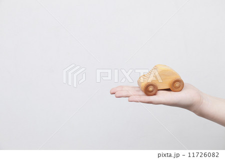 車のおもちゃを持つ女性の手 11726082
