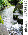 街中を流れる小川 11726119