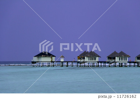 日の出前の水上コテージ 11726162