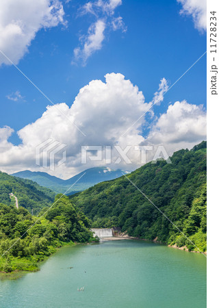 ダムと湯殿山 11728234
