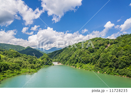 月山湖と湯殿山 11728235