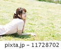 芝生の上の女性 11728702