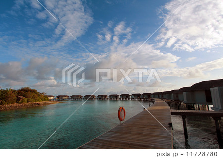 朝の水上コテージ 11728780