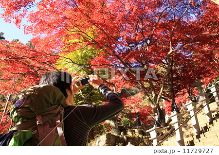 大山の紅葉を撮る登山者 11729727