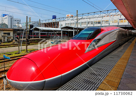 秋田駅に停車中の秋田新幹線E6系・こまち 11730062