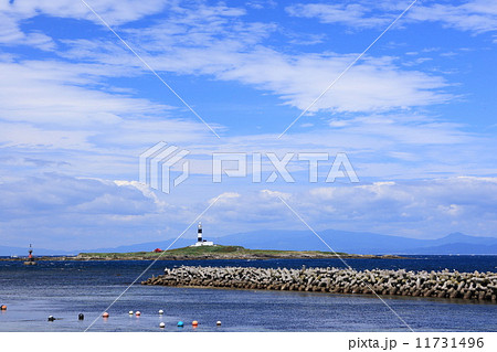 荒海に浮かぶ弁天島 大間埼灯台 荒海に浮かぶ弁天島 大間埼灯台 11731496