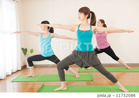 ヨガをする女性たち ヨガをする女性たち 11732086