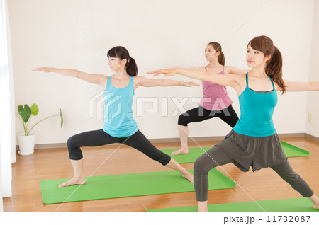 ヨガをする女性たち 11732087