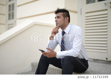 Businessman using phone 11732399