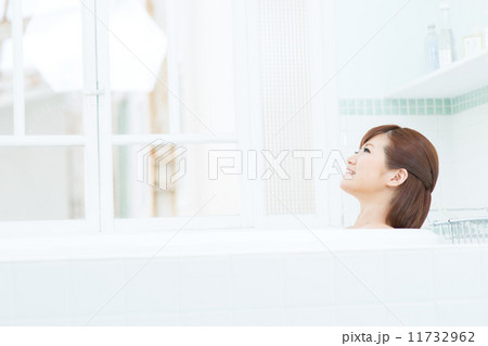 バスタブの女性 11732962