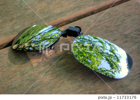 クリップサングラスに写る緑の風景 クリップサングラスに写る緑の風景 11733176