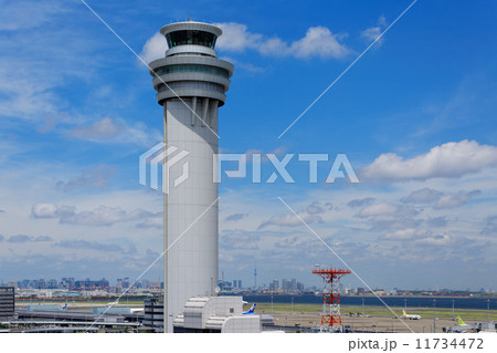 羽田空港の管制塔と東京スカイツリーの写真素材