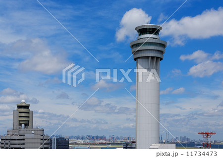 羽田空港の管制塔と東京スカイツリーの写真素材