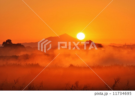 御来光と山 11734695