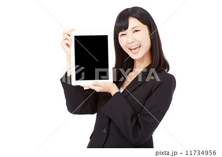 タブレットを持って笑うビジネスウーマン タブレットを持って笑うビジネスウーマン 11734956