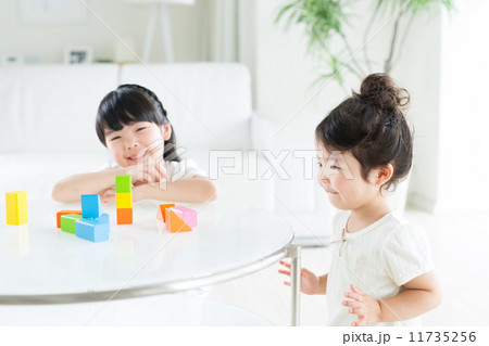 仲の良い幼児2人 仲の良い幼児2人 11735256