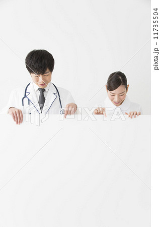 医療イメージ　ホワイトボードを覗く医者と看護師 11735504