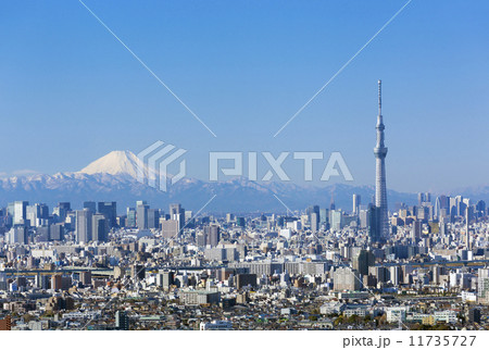 東京都市風景 富士山と東京スカイツリーと丸の内 新宿高層ビル群を一望 雲なしver 459の写真素材