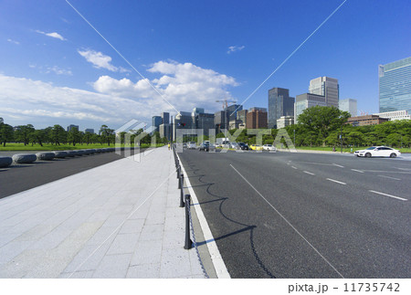 ［東京都市風景］皇居・内堀通り二重橋前（2020年東京オリンピック ロード・レース会場スタート地点） 11735742