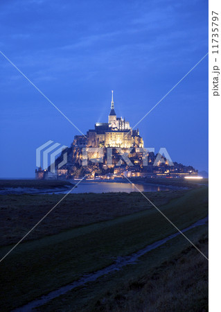 モンサンミッシェル　ライトアップ （Mont Saint-Michel）フランスの世界遺産 11735797