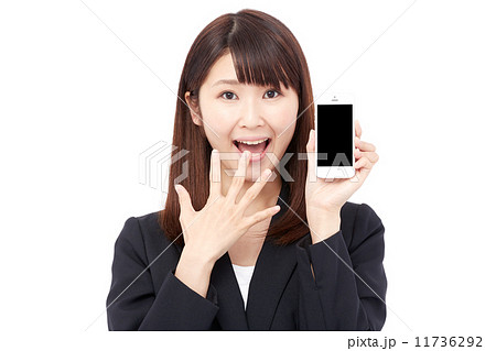 スマートフォンを見せて驚くビジネスウーマン 11736292