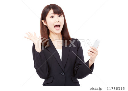スマートフォンを持って驚くビジネスウーマン 11736316