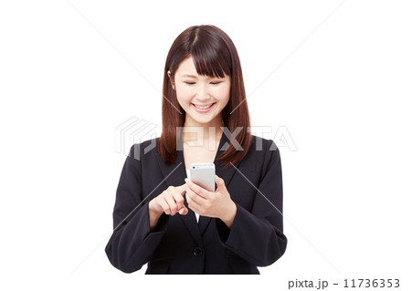 スマートフォンを操作するビジネスウーマン 11736353