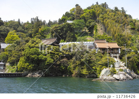 船上から竹生島を眺める 11736426