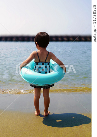 浮き輪を抱えた女の子 11738528