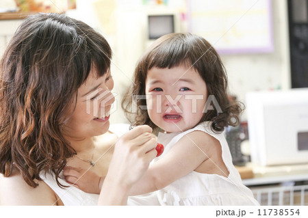 泣いてる幼い女の子 11738554