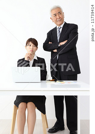 厳しい顔のビジネスマン・ビジネスウーマン 厳しい顔のビジネスマン・ビジネスウーマン 11739414