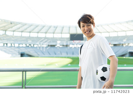 サッカーボールを持つ男性 11742023