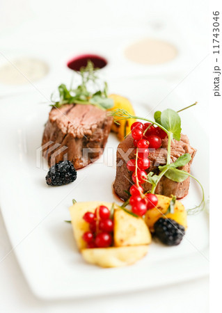 steak with fresh berries 11743046