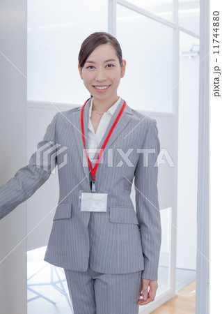 女性社員がドアを開けて入ってくるシーン 女性社員がドアを開けて入ってくるシーン 11744880