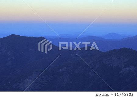 早朝のセコイア国立公園 早朝のセコイア国立公園 11745302