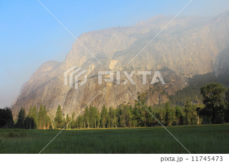 山火事の煙で覆われたヨセミテ国立公園 11745473