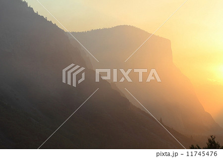 山火事の煙で覆われたヨセミテ国立公園 11745476