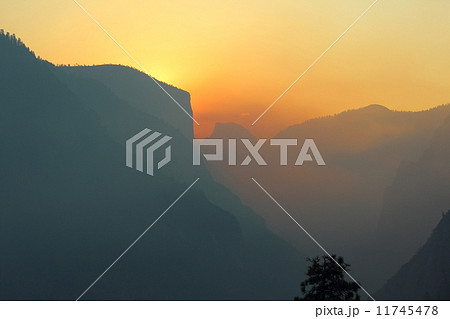 山火事の煙で覆われたヨセミテ国立公園 11745478