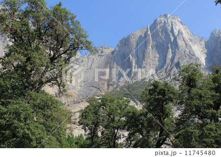 山火事の煙で覆われたヨセミテ国立公園 11745480
