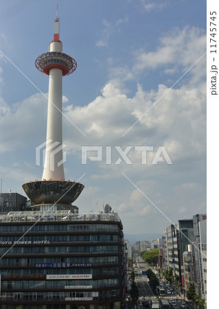 京都タワーと烏丸通り 11745745