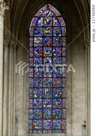 ルーアンのノートルダム大聖堂のステンドグラス 11746060