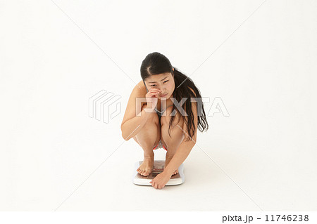 体重計とぽっちゃり女性 11746238