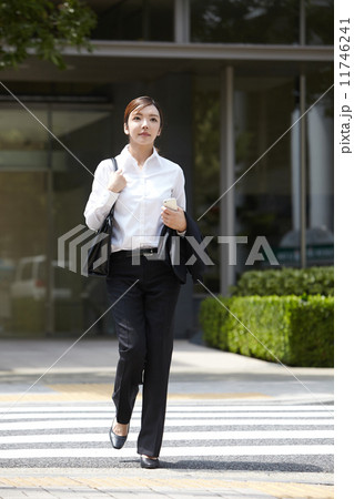 外回りの女性 11746241