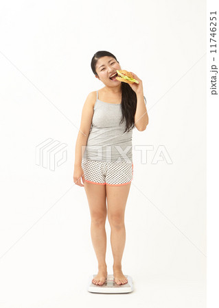 体重計とぽっちゃり女性 11746251