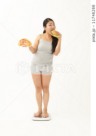 体重計とぽっちゃり女性の写真素材