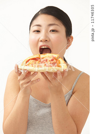 ピザを食べるぽっちゃり女性の写真素材