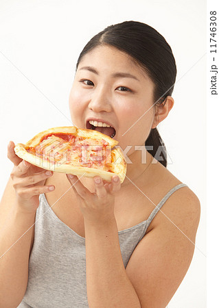 ピザを食べるぽっちゃり女性の写真素材