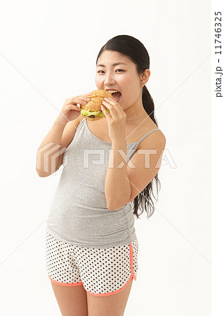 ハンバーガーを食べるぽっちゃり女性 11746325