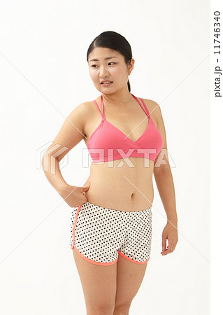 ウェストをつまむ女性 11746340