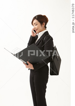 電話をする女性 電話をする女性 11746370